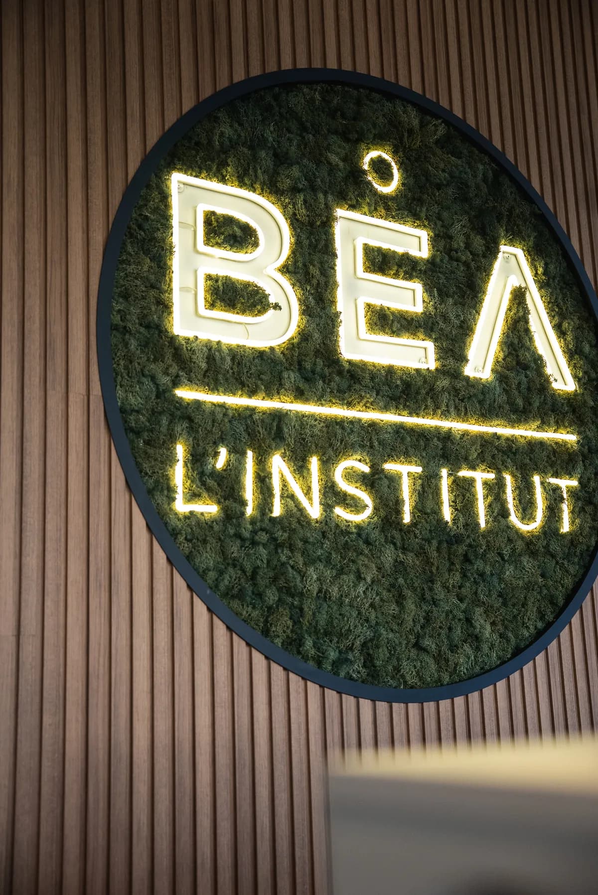Mur végétal et enseigne lumineuse de l'institut