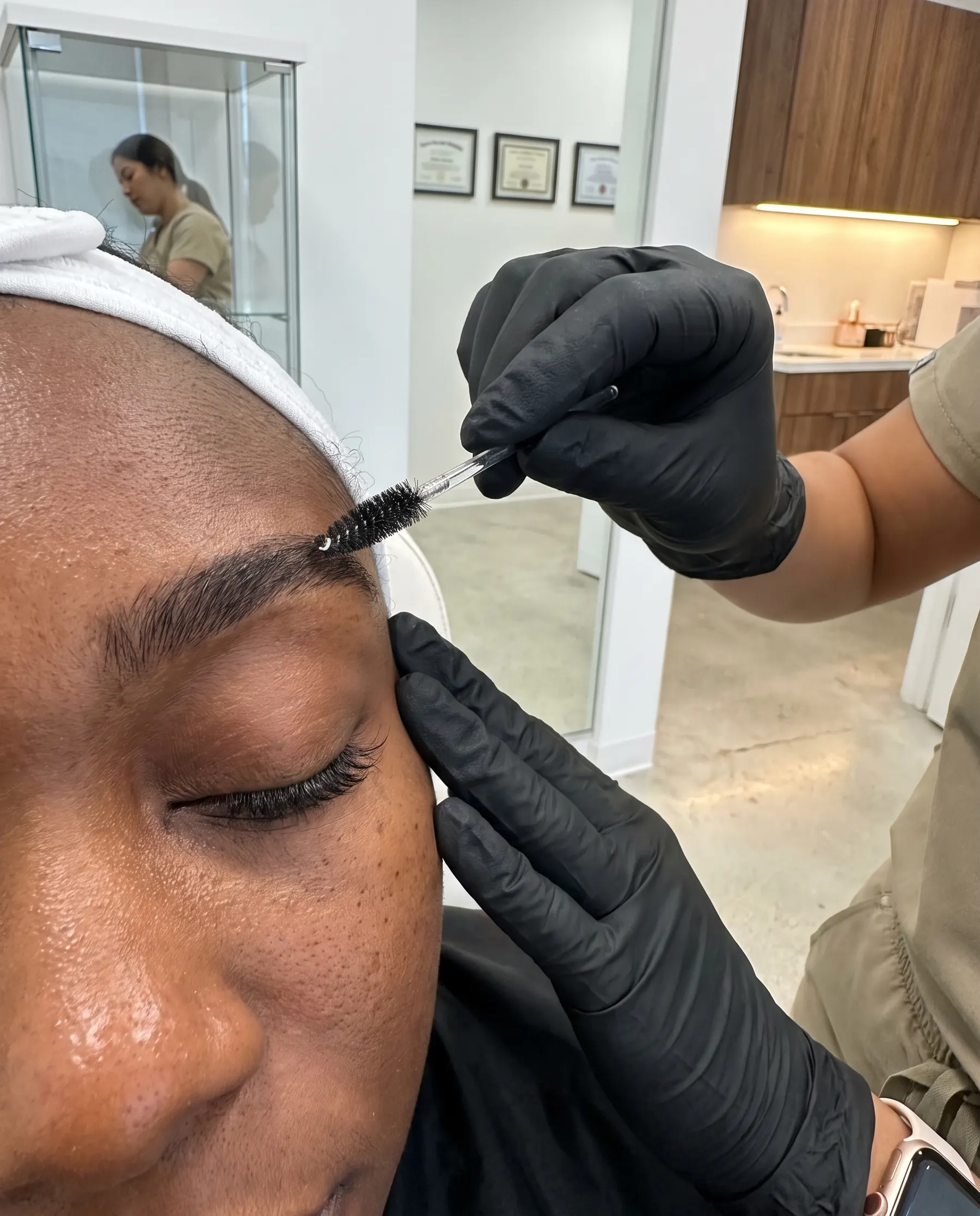 A spoolie brushing brow hairs upward
