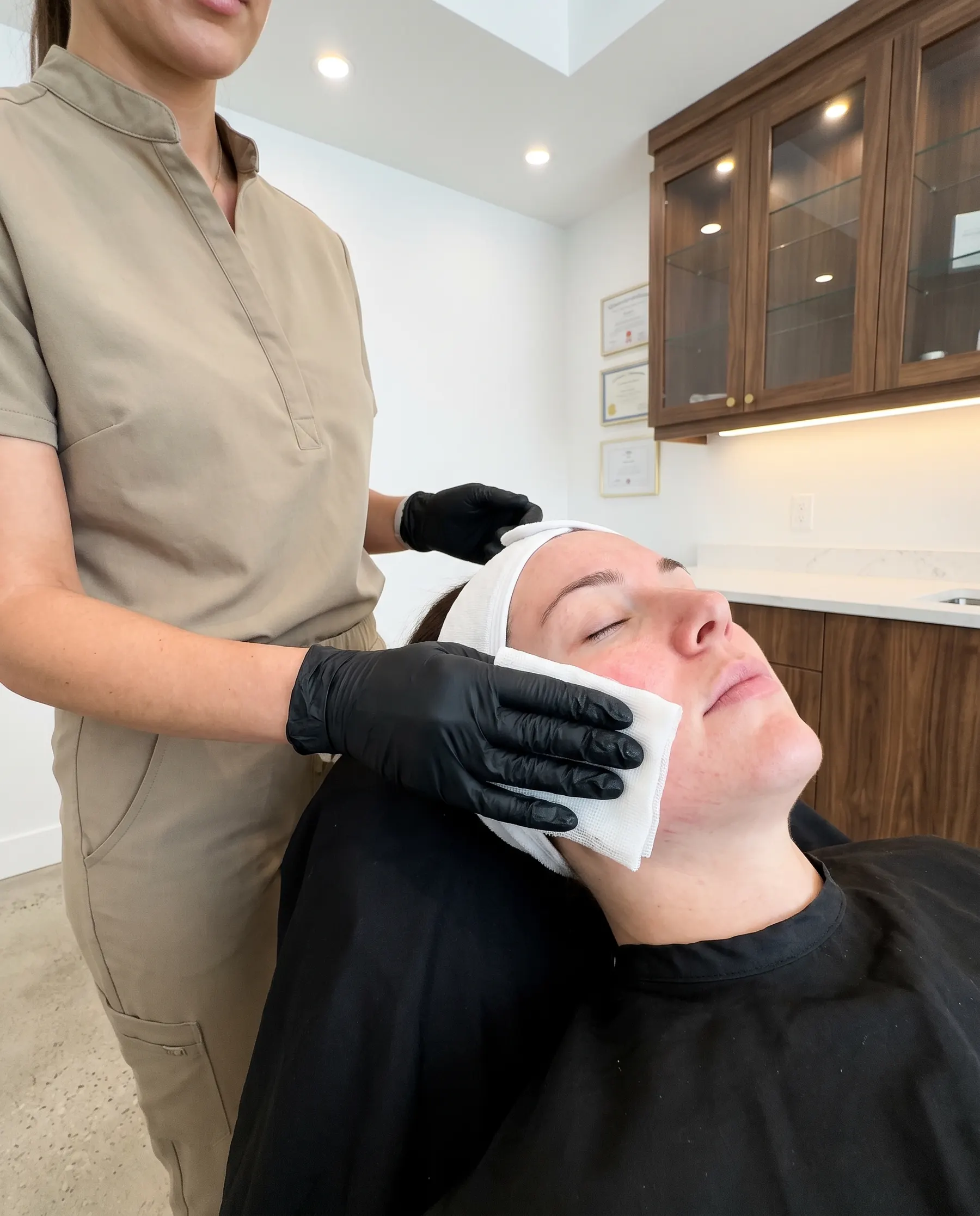 Neutralising, gauze or solution, the gesture in view