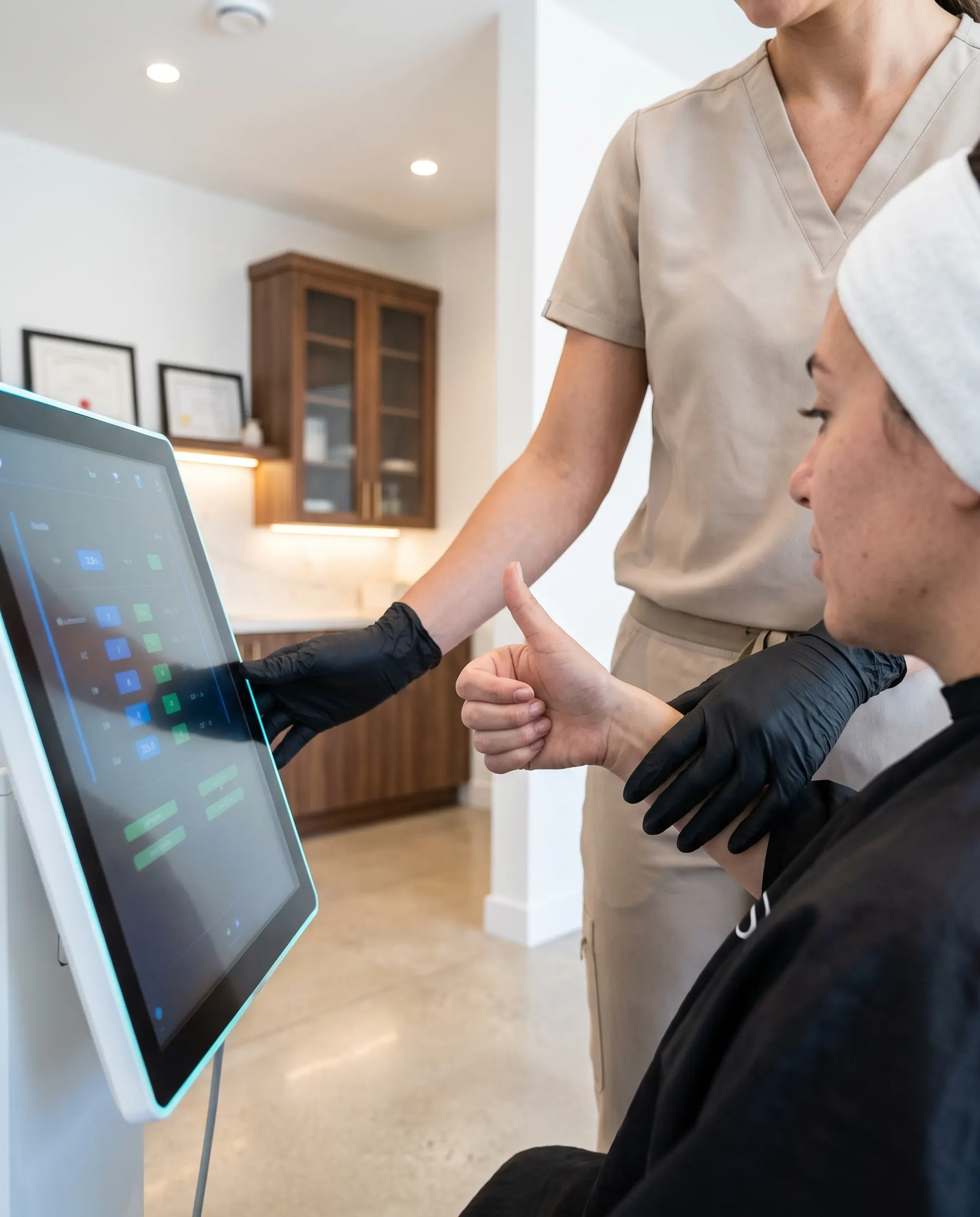The machine display and the client's hand signalling, close framing