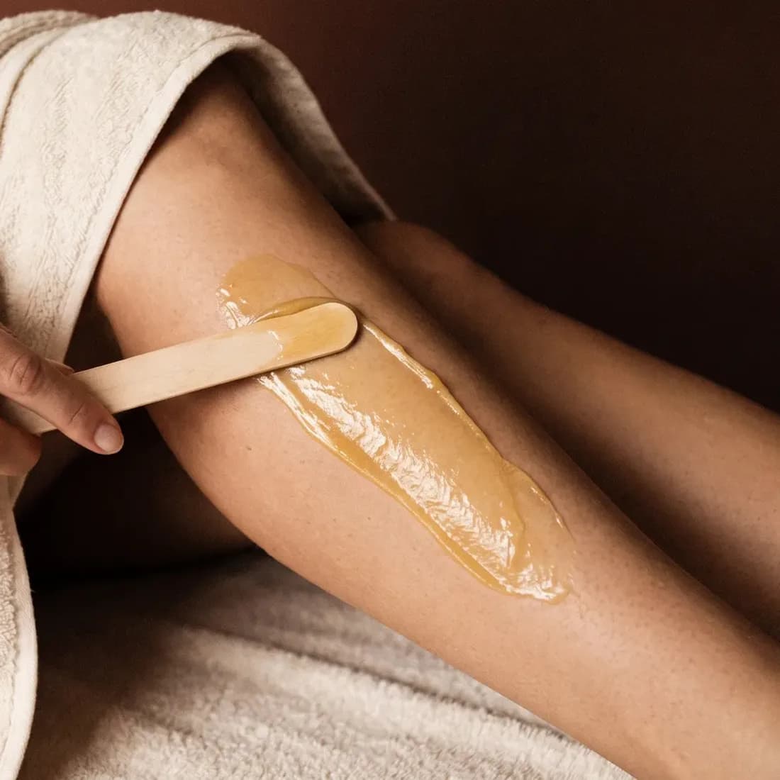 Wax spread on a calf with a spatula, in a thin layer