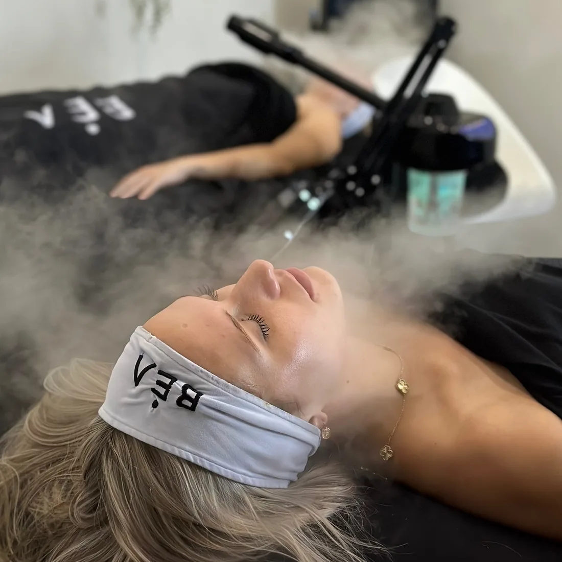A client under the steamer, Béa headband on, during a KB Pure protocol