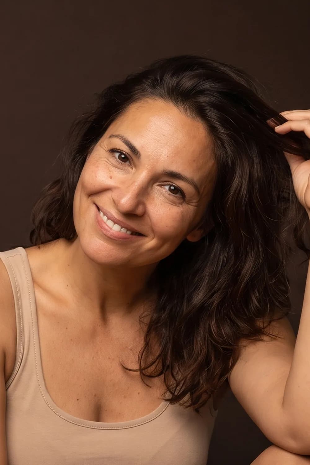 Femme qui passe la main dans ses cheveux