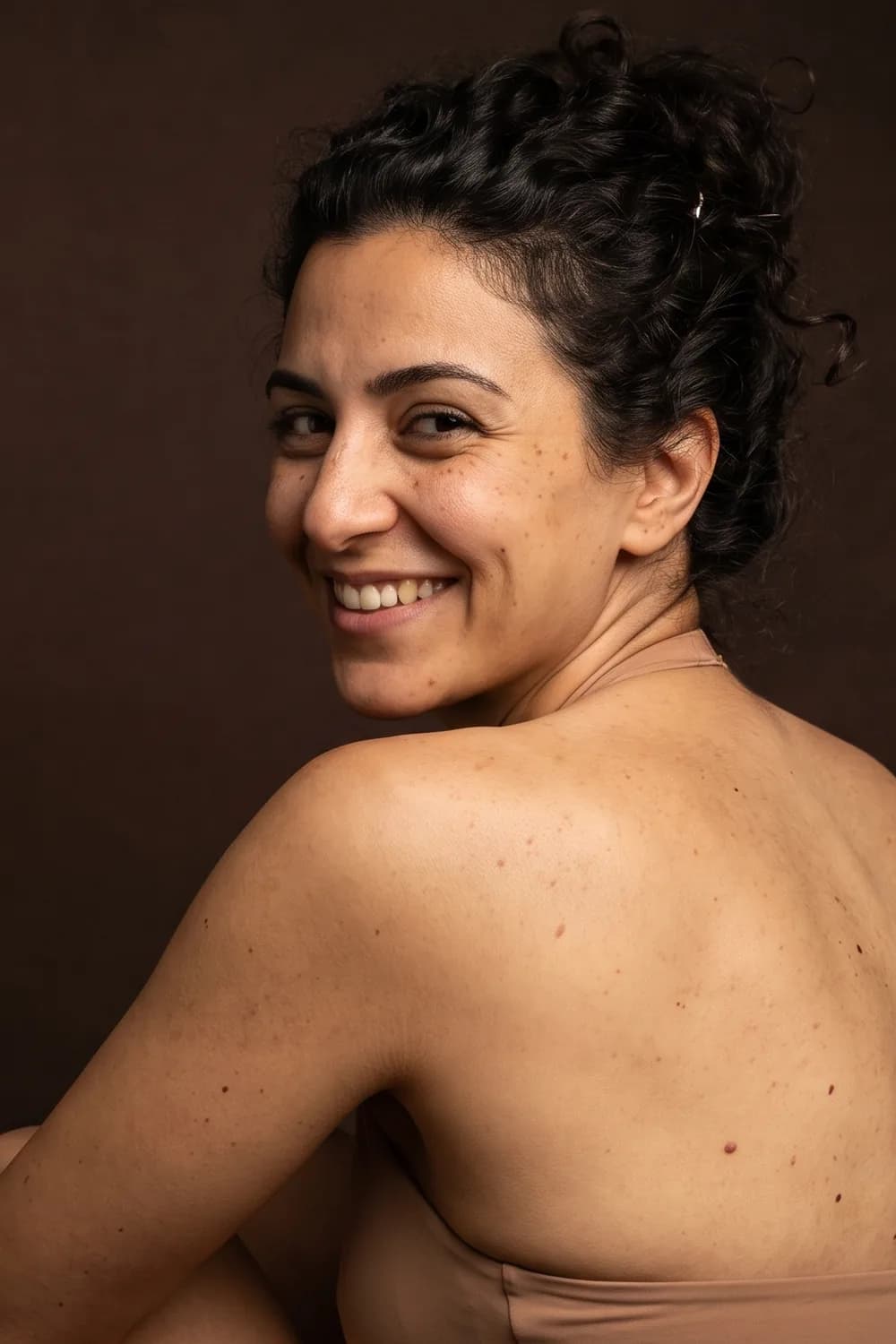 Femme de dos qui se retourne en souriant