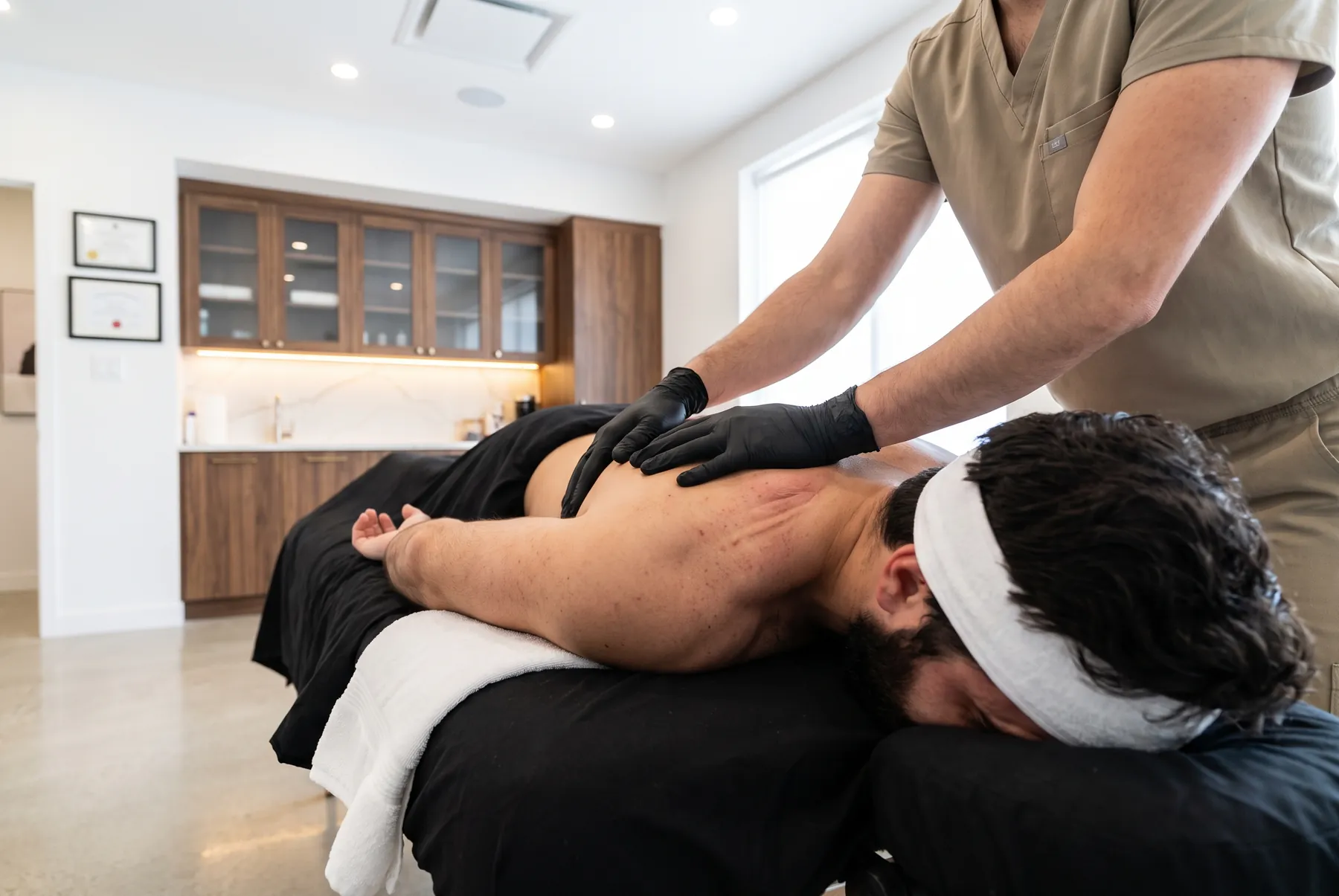 Avant-bras travaillant en profondeur le haut du dos d'un homme