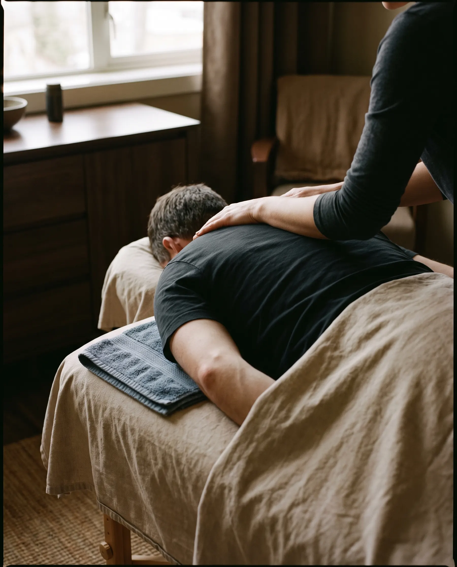 Massage du haut du dos sur une table de soin