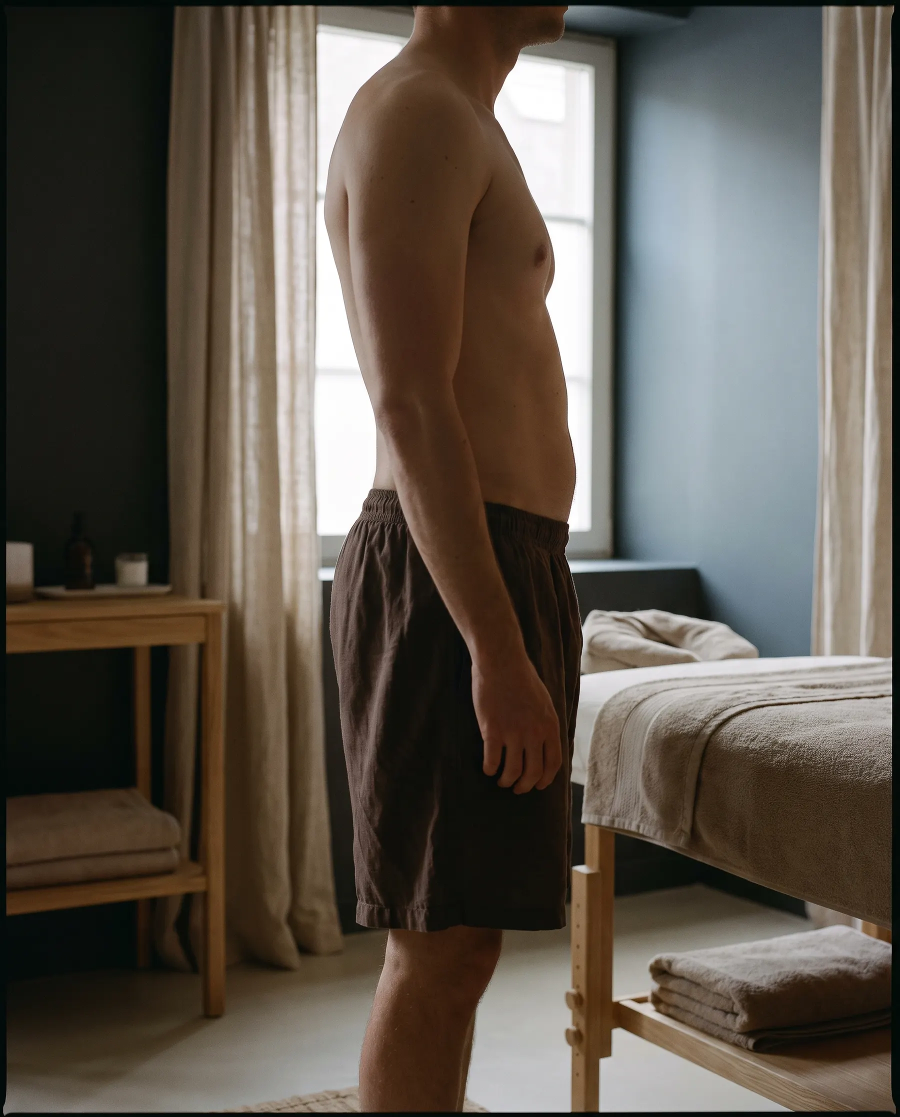 Homme debout de profil dans une salle de soin