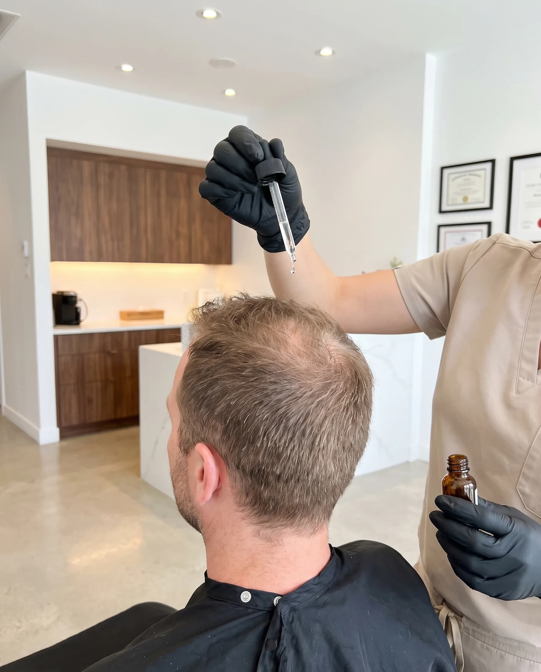 Goutte de sérum déposée à la pipette sur la couronne, flacon ambré sans étiquette