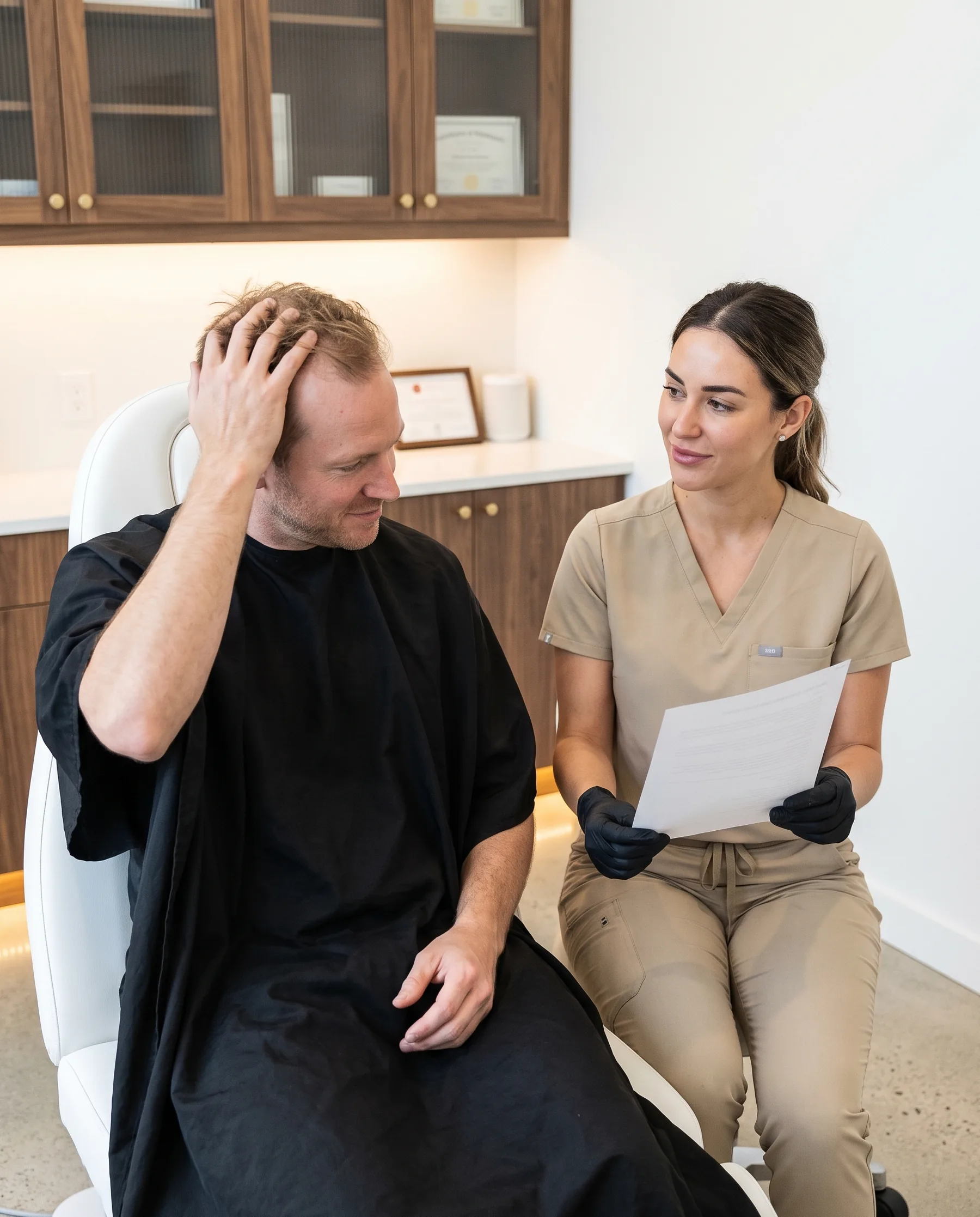 Homme qui passe la main dans ses cheveux en écoutant les consignes