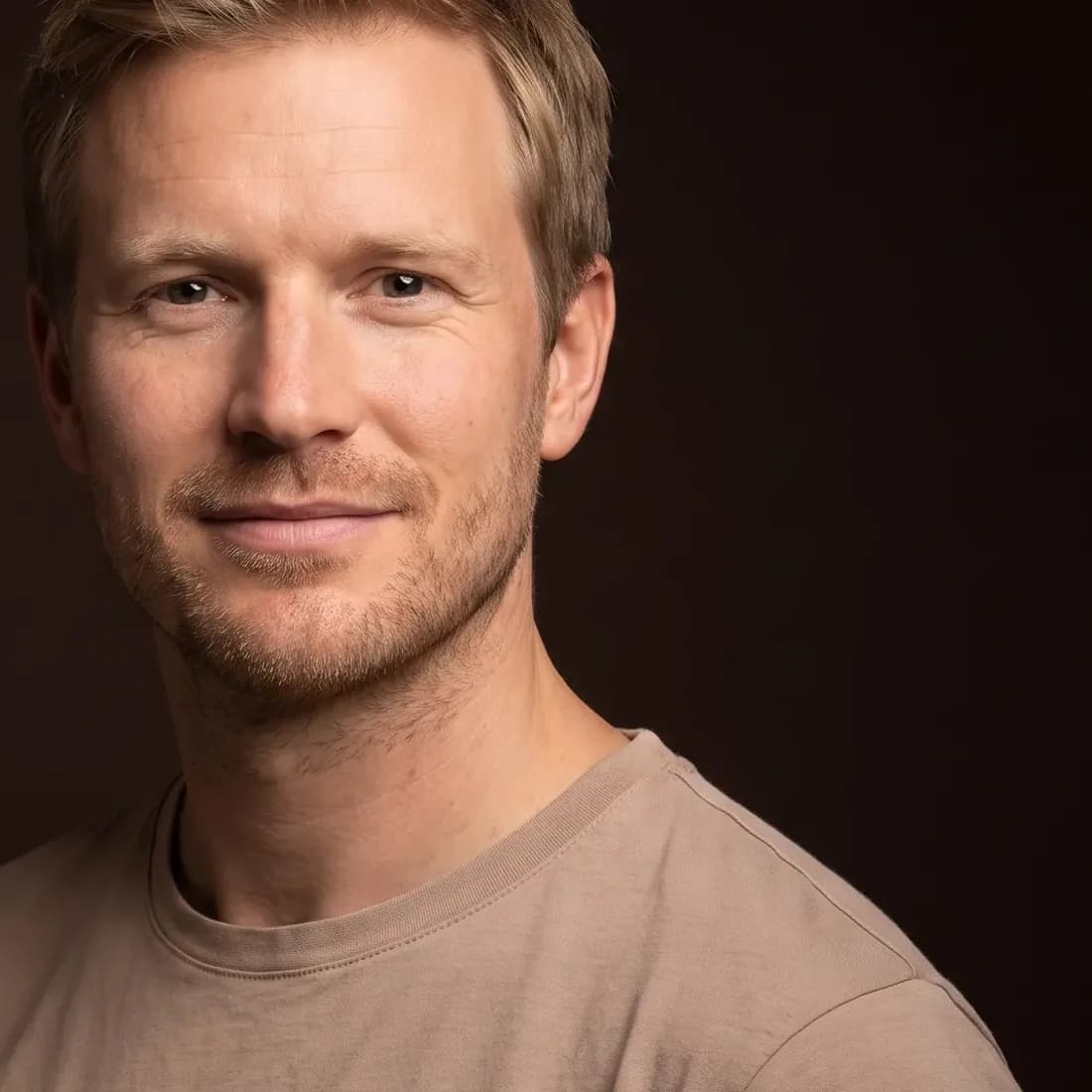 Homme de trente-huit ans, cheveux blonds et barbe de trois jours