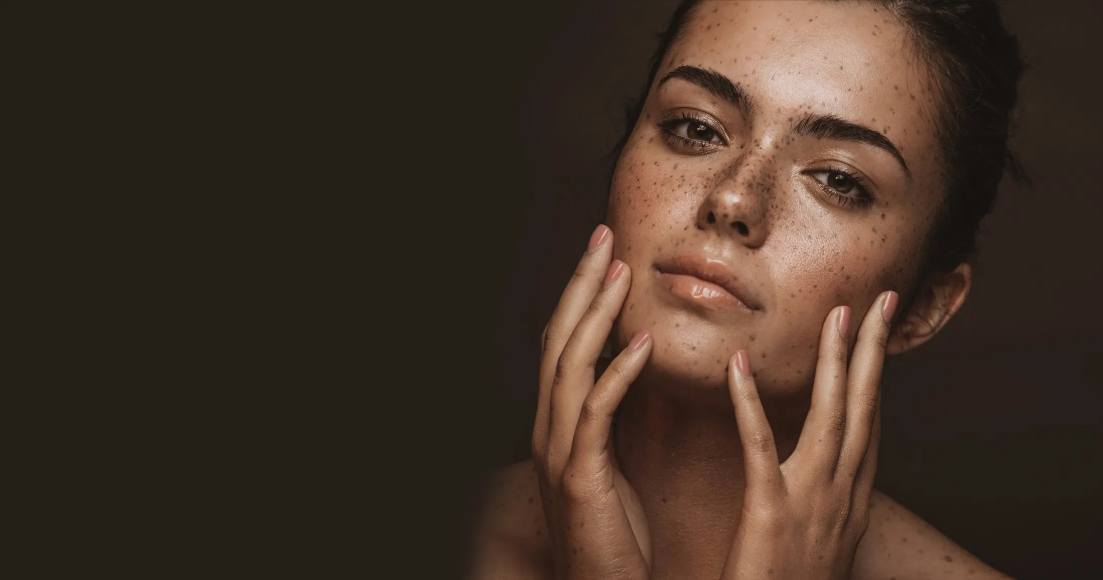 Portrait en lumière chaude, peau nue et taches de rousseur