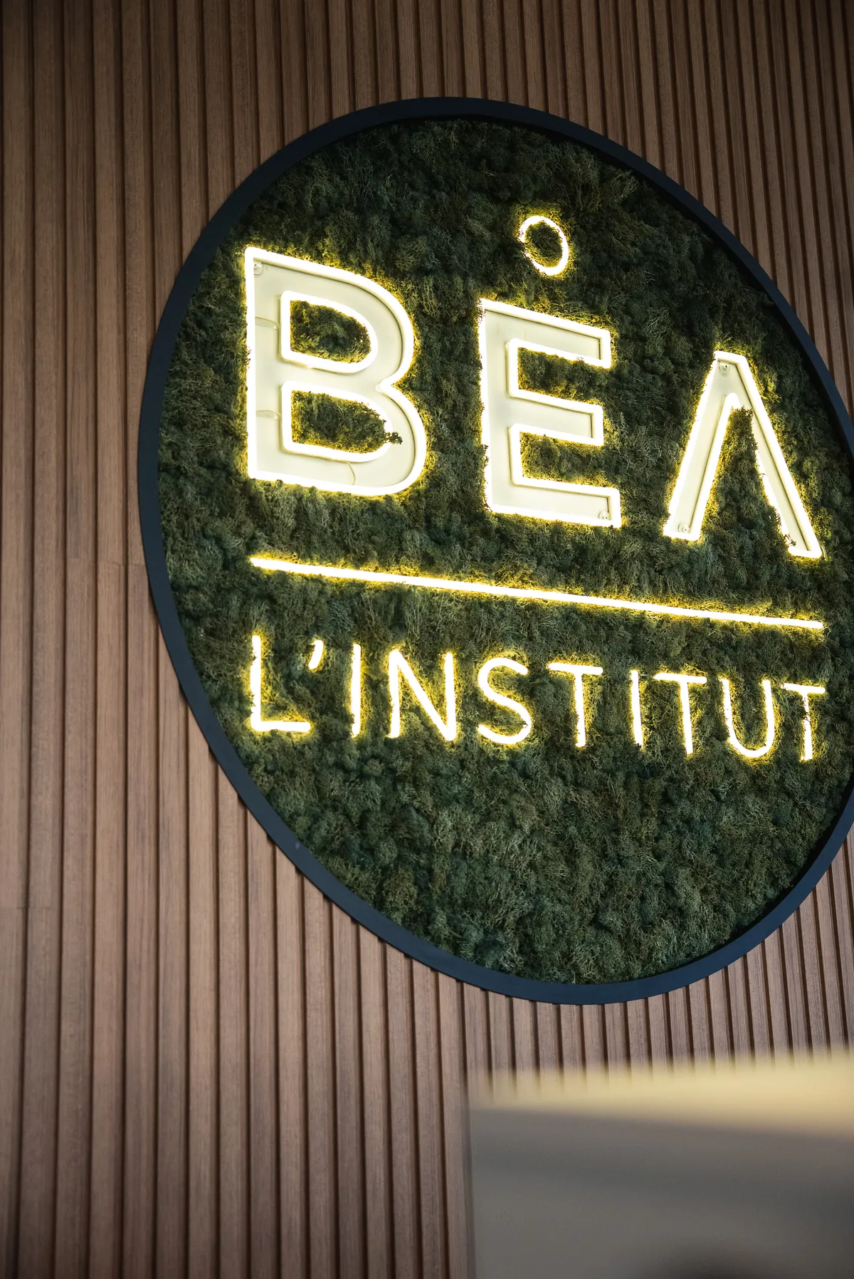 Mur végétal et enseigne lumineuse de L'Institut Béa