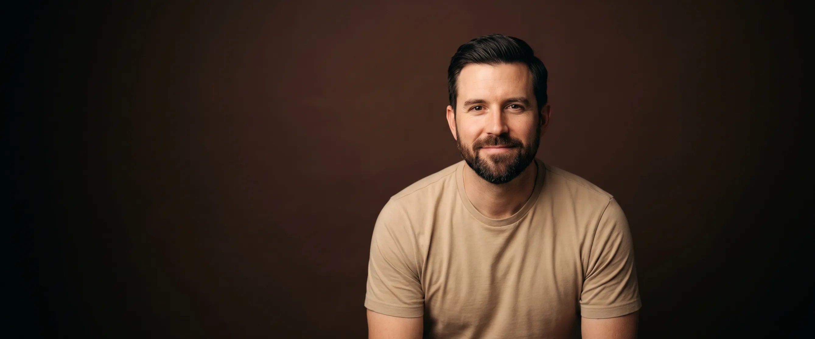 Homme de trente-neuf ans, cheveux fonces et barbe soignee